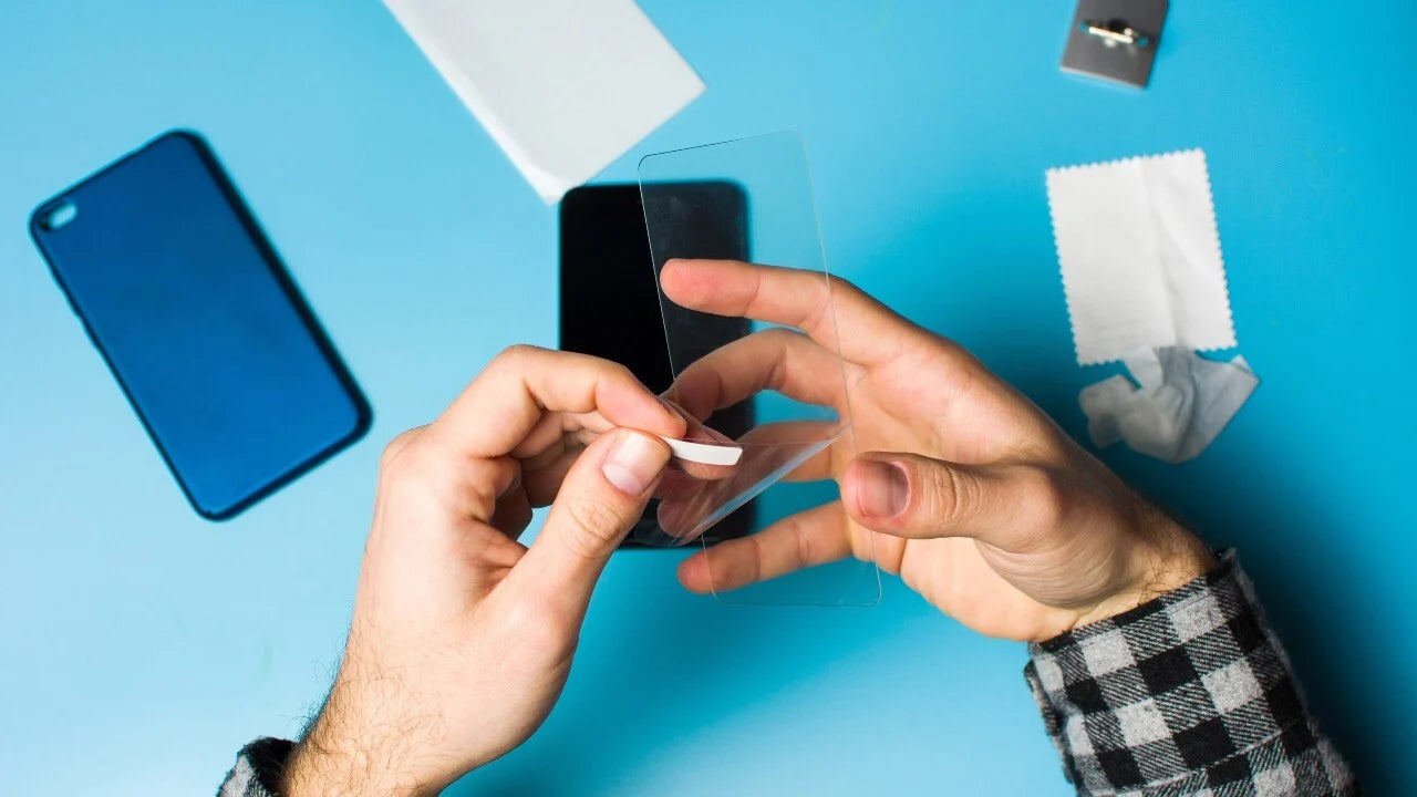 Foto de persona laminando un vidrio templado